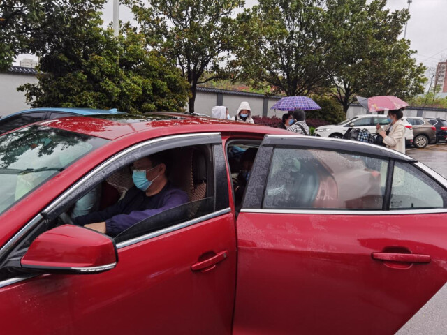 大雨滂沱,老师化身“专车司机”为返校学生护航