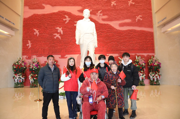 长理“红色使者”翻译团:带外国友人感悟雷锋精神