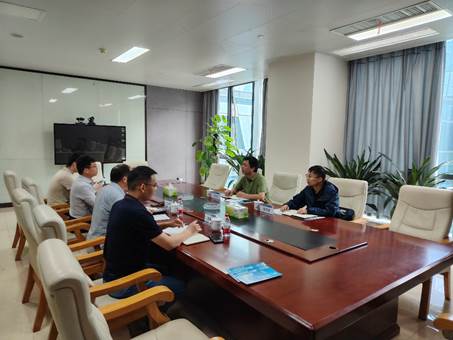 一群人在餐厅用餐AI 生成的内容可能不正确。