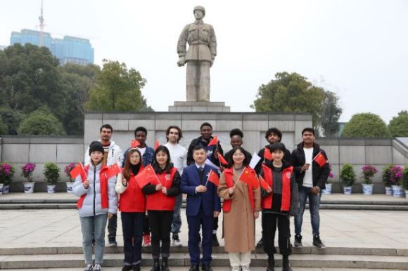 长理“红色使者”翻译团:带外国友人感悟雷锋精神 长理“红色使者”翻译团:带外国友人感悟雷锋精神