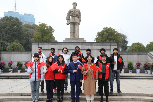 长理“红色使者”翻译团:带外国友人感悟雷锋精神