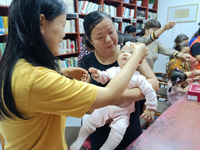 长理“文化摆渡者”带留学生进社区,感受端午“传统文化味”