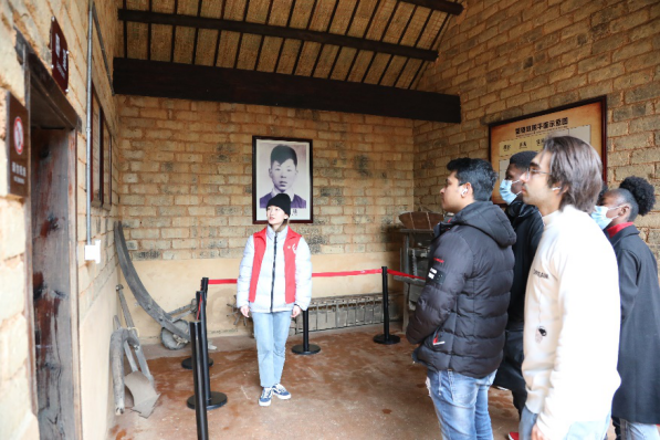 长理“红色使者”翻译团:带外国友人感悟雷锋精神