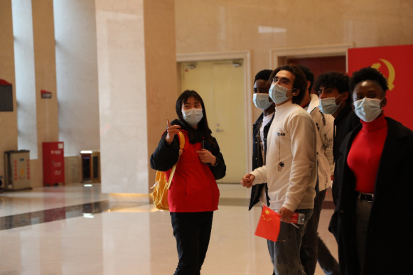 长理“红色使者”翻译团:带外国友人感悟雷锋精神